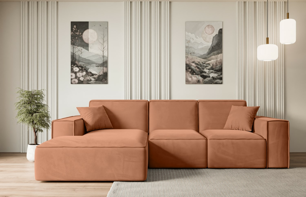 Bezug: Samt, Farbe: Apricot - Kronos 41, Stellvariante: Ottomane Links, Stoffbeschreibung: KRONOS: Scheuerfester (50.000 Martindale-Zyklen), flauschiger Möbelstoff mit weicher Plüschoberfläche, lichtecht (5), reibecht (4-5), pillingarm (4). Gewicht 275 g/m2 ±5%., Materialzusammensetzung: 100% Polyseter, Pilling Resistenz: 5, Abriebfestigkeit: 5, Scheuerbeständigkeit: 50000 Martindale-Zyklen, Ausstattung: Kissen, Zimmer: Wohnzimmer, Tiefe: 169 cm, Breite: 266 cm, Höhe: 80 cm, Schlaffunktion: Ohne Schlaffunktion, Länge der Schlaffläche: Nicht zutreffend, Breite der Schlaffläche: Nicht zutreffend, Liegehöhe: Nicht zutreffend, Anzahl der Sitzflächen: 4, Sitzfüllung: Wellenfeder + HR35 und T30-Schaum, Anzahl der Rückenkissen: 3, Art der Rückenkissen: Rückenlehne - feste, Annzahl der Sitzkissen: 3, Anzahl der Zierkissen: 2, Tiefe der Armlehnen: 94 cm, Breite der Armlehnen: 25 cm, Höhe der Armlehnen: 56 cm, Breite der Ottomane: 109 cm, Tiefe der Ottomane: 143 cm, Tiefe der Sitzfläche: 65 cm, Sitzhöhe: 41 cm, Art des Stauraumes: Nicht zutreffend - 1