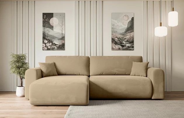 Bezug: Samt, Farbe: Beige - Kronos 35, Stellvariante: Universall - Links/Rechts angeordnet, Stoffbeschreibung: KRONOS: Scheuerfester (50.000 Martindale-Zyklen), flauschiger Möbelstoff mit weicher Plüschoberfläche, lichtecht (5), reibecht (4-5), pillingarm (4). Gewicht 275 g/m2 ±5%., Materialzusammensetzung: 100% Polyester, Pilling Resistenz: 5, Abriebfestigkeit: 5, Scheuerbeständigkeit: 50000 Martindale-Zyklen, Zimmer: Wohnzimmer, Tiefe: 145 cm, Breite: 272 cm, Höhe: 83 cm, Schlaffunktion: Mit Schlaffunktion, Länge der Schlaffläche: 204 cm, Breite der Schlaffläche: 120 cm, Liegehöhe: 40 cm, Anzahl der Sitzflächen: 3, Sitzfüllung: Wellenfeder + T30-Schaumstoff, Anzahl der Rückenkissen: 2, Art der Rückenkissen: Abnehmabr, Annzahl der Sitzkissen: 2, Anzahl der Zierkissen: 2, Material der Füße: Kunststoff, Höhe der Füße: 3,5 cm, Farbe der Füße: Schwarz, Tiefe der Armlehnen: 90 cm, Breite der Armlehnen: 22 cm, Breite der Ottomane: 93 cm, Tiefe der Ottomane: 106 cm, Tiefe der Sitzfläche: 50 cm, Sitzhöhe: 40 cm, Art des Stauraumes: Innenfach geschlossen - 1