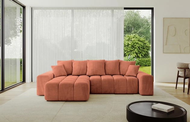 Bezug: Samt, Farbe: Apricot - Dream Velvet 202.07, Stellvariante: Ottomane Links, Stoffbeschreibung: Polsterstoff Dream Velvet: Wasserabweisender und leicht zu reinigender Möbelstoff, scheuerfest (30.000 Martindale-Zyklen) lichtecht (6) und pillingarm (4-5), aus 100 % PES, Gewicht 360 g/m2 ±5 %, Materialzusammensetzung: 100% Polyseter, Pilling Resistenz: 4, Abriebfestigkeit: 4, Scheuerbeständigkeit: 100000 Martindale-Zyklen, Ausstattung: Kissen, Zimmer: Wohnzimmer, Tiefe: 189 cm, Breite: 297 cm, Höhe: 68 cm, Länge der Schlaffläche: 237 cm, Breite der Schlaffläche: 159-cm, Liegehöhe: 43 cm, Anzahl der Sitzflächen: 4, Sitzfüllung: Wellenfeder + HR35 und T30-Schaum, Anzahl der Rückenkissen: 5, Art der Rückenkissen: Rückenkissen, Annzahl der Sitzkissen: 2, Anzahl der Zierkissen: 2, Tiefe der Armlehnen: 124 cm, Breite der Armlehnen: 30 cm, Höhe der Armlehnen: 55 cm, Breite der Ottomane: 104 cm, Tiefe der Ottomane: 173 cm, Tiefe der Sitzfläche: 88 cm, Sitzhöhe: 45 cm, Art des Stauraumes: Innenfach geschlossen, Material der Füße: Kunststoff, Farbe der Füße: Schwarz - 1