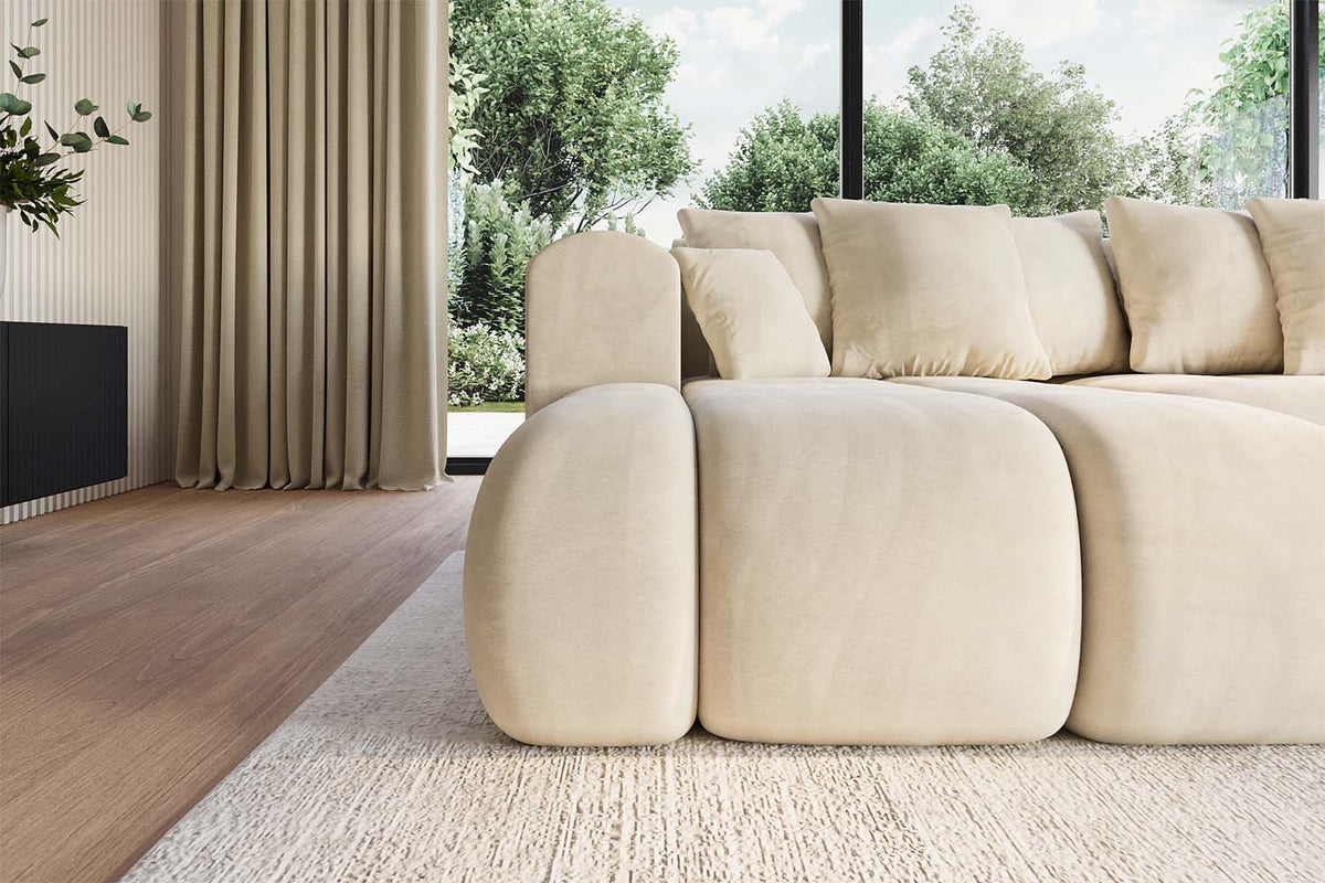 Modulare Wohnlandschaft in beigem Velours – Detailansicht mit Polstern und Kissen von Altdecor